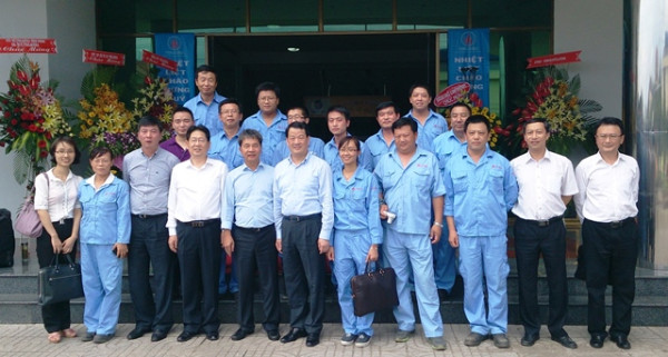 Nhóm lò khởi động Nhà máy Kính nổi Viglacera tại Bình Dương.